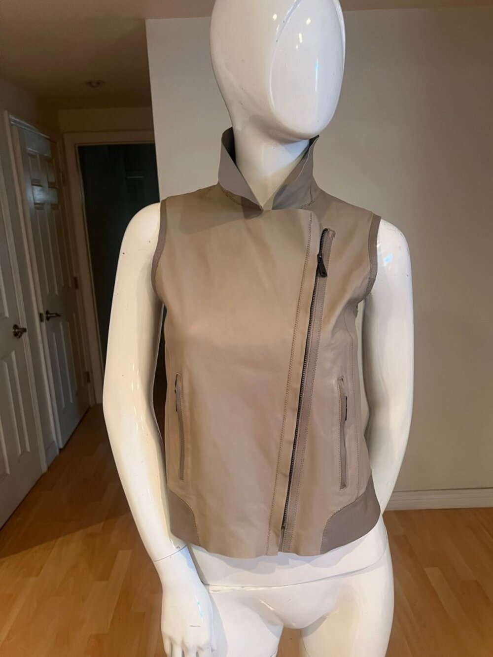 $798 ELIE TAHARI ASYMMETRICAL KATIE LAMB LEATHER VEST SIZE SMALL